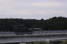 민통선 인근 명파교를 지나가는 차량