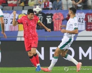 수비하는 김민재