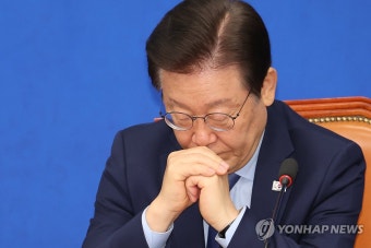 생각에 잠긴 이재명 대표
