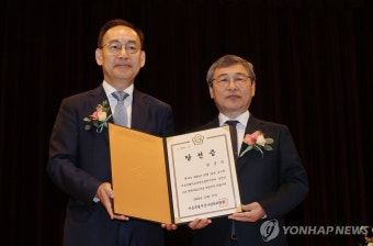 당선증 받는 정근식 서울시교육감 당선인