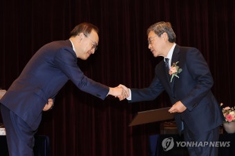 당선증 받는 정근식 서울시교육감 당선인