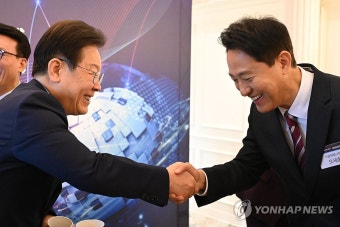 악수하는 이재명-오세훈