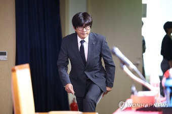 취임 기자회견 들어서는 신상우 감독