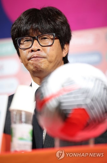 취임 기자회견 발언하는 신상우 신임 여자 축구대표팀 감독