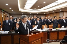 선서하는 박종훈 대전고등법원장