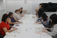 바람떡 만들기 체험하는 외국인 관광객들