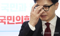 질문에 답하는 한동훈 대표