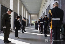 장진호 전투 74주년을 추모하며 묵념