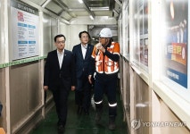 2제강공장 조업현장 둘러보는 최상목 부총리