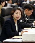 질의하는 황정아 의원