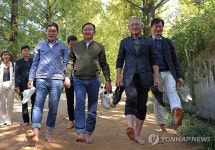 담양 메타세쿼이아길 맨발로 걷는 유인촌 장관