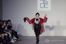 시선 집중 생활한복