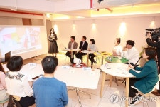 오영주 장관, 속초 동명동 소호259 호스텔 방문