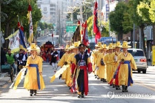 도심 지나는 어가행렬 재현