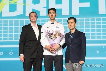 1라운드 1순위로 대한항공의 지명을 받은 김관우