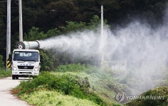 청미천 방역하는 방역차