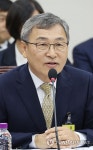 답변하는 정근식 서울시교육감
