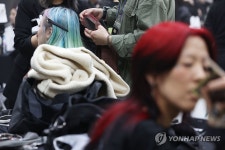 헤어쇼 디자이너와 모델들