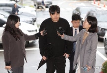 '불법도박 고백' 개그맨 이진호 경찰 출석