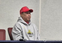 인터뷰하는 KIA 타이거즈 이범호 감독