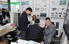 해외 바이어 만나 수출 기대…한인비즈니스대회 기업관 북적