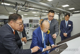 방명록 서명하는 김승연 한화그룹 회장