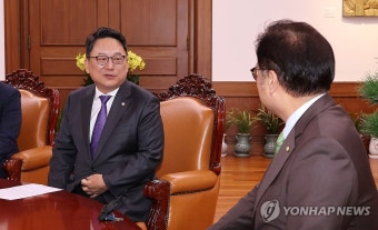 김영훈 대한변협회장과 환담하는 우원식 국회의장