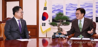 김영훈 대한변협회장과 환담하는 우원식 국회의장
