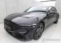 전시된 제네시스 G90 블랙