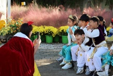 기념사진 찍는 아이들