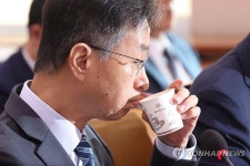 물 마시는 최재해 감사원장