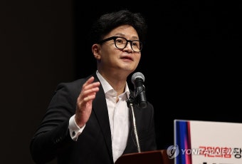 한동훈 전 국민의힘 대표, 정치권 내부 갈등 속에서 다양한 반응 지속 중