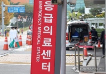 응급의료센터 앞에서 이송 기다리는 환자