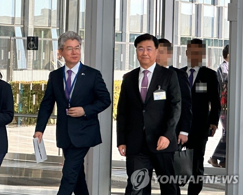국정원 홍 전 1차장, 정치인 등 체포 지시 보고 사실 아냐 입장 밝힌다