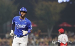 디아즈 선취점 올리는 투런포