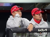 경기 지켜보는 이범호 감독