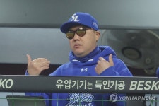 작전 지시하는 박진만 감독