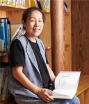 코오롱 우정선행상 대상에 길작은도서관 연 김선자씨