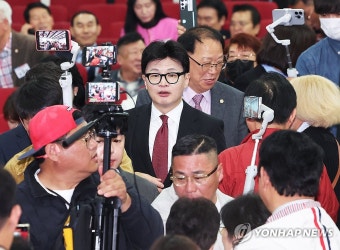 입장하는 한동훈 대표