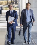 법률사무소로뎀남희영변호사 | 항소장 들고 서울중앙지검 들어서는 최강욱 전 의원과 황희석 변호사