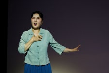 120분간 32역 소화 관록의 무대…김성녀 연극 벽 속의 요정