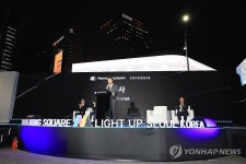 명동스퀘어 점등식 축사하는 오세훈 서울시장