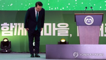 인사하는 윤석열 대통령