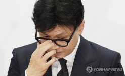 안경 고쳐쓰는 한동훈 대표