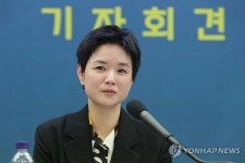 수상 소감 말하는 김멜라 작가