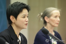 수상 소감 말하는 김멜라 작가