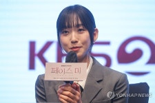인사말하는 한지현