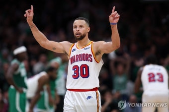 NBA 골든스테이트 뒤집기로 5연승…커리 '4쿼터에만 10점'