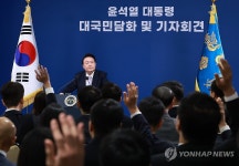 질문 받는 윤석열 대통령