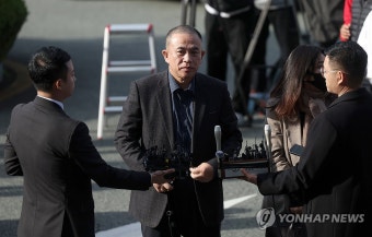 변호인과 검찰 출석하는 명태균